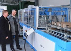 Картонну тару складає автомат